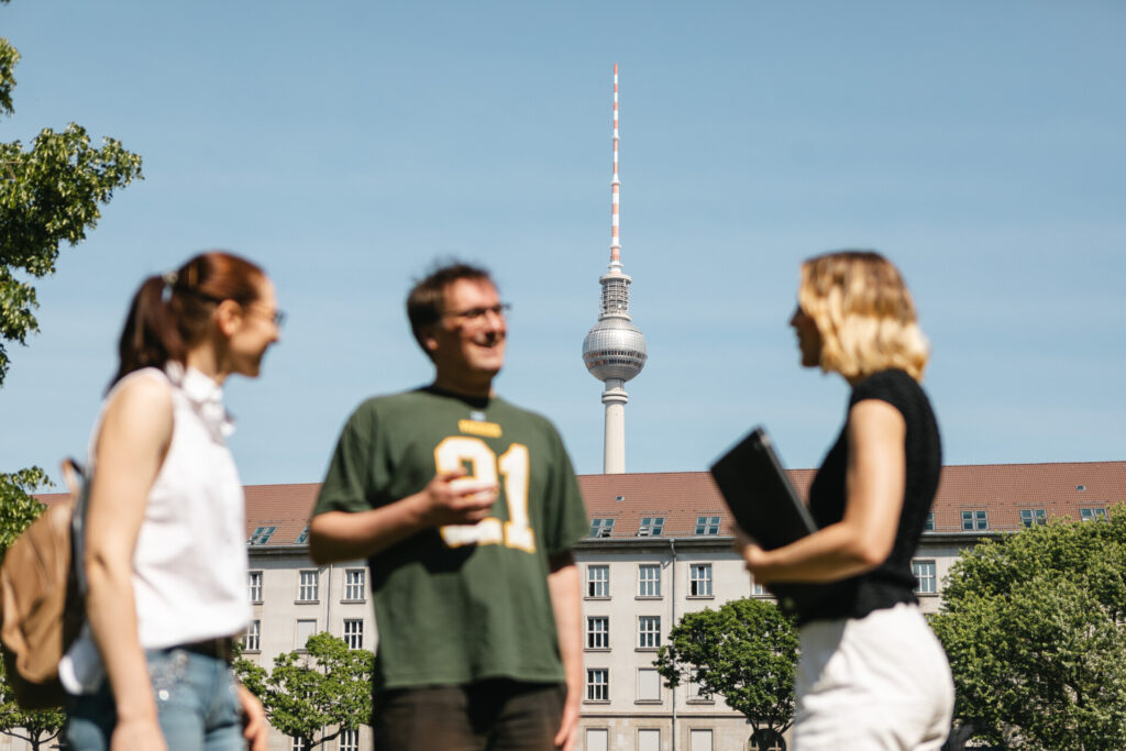 Junge Menschen im Freien mit Berliner Fernsehturm im Hintergrund