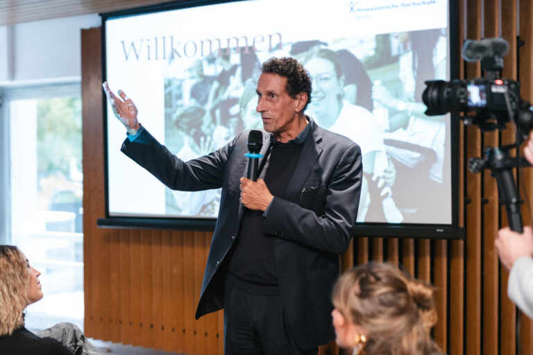 Julian Nida-Rümelin begrüßt die Gäste mit Mikrofon