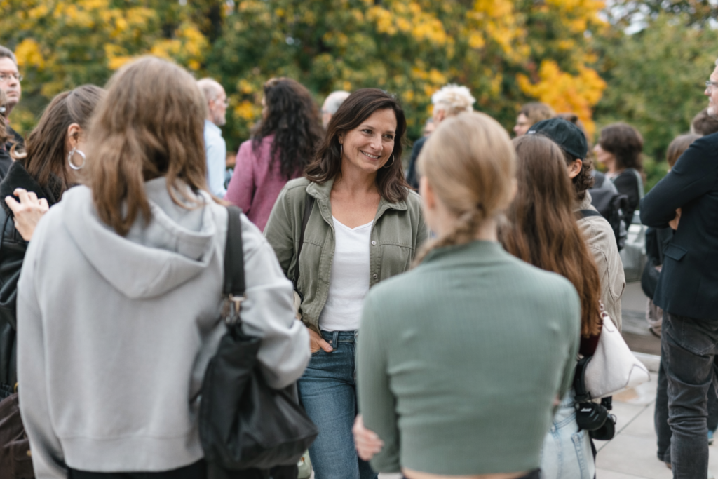 Gäste im Gespräch bei einer Veranstaltung im Freien
