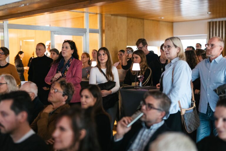 Publikum im Foyer bei der Demokratietagung