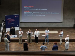 Personen stehen im Kreis für den Bürgerrat