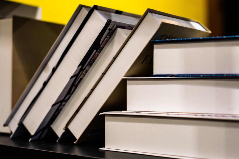Gestapelte Bücher auf einem Tisch