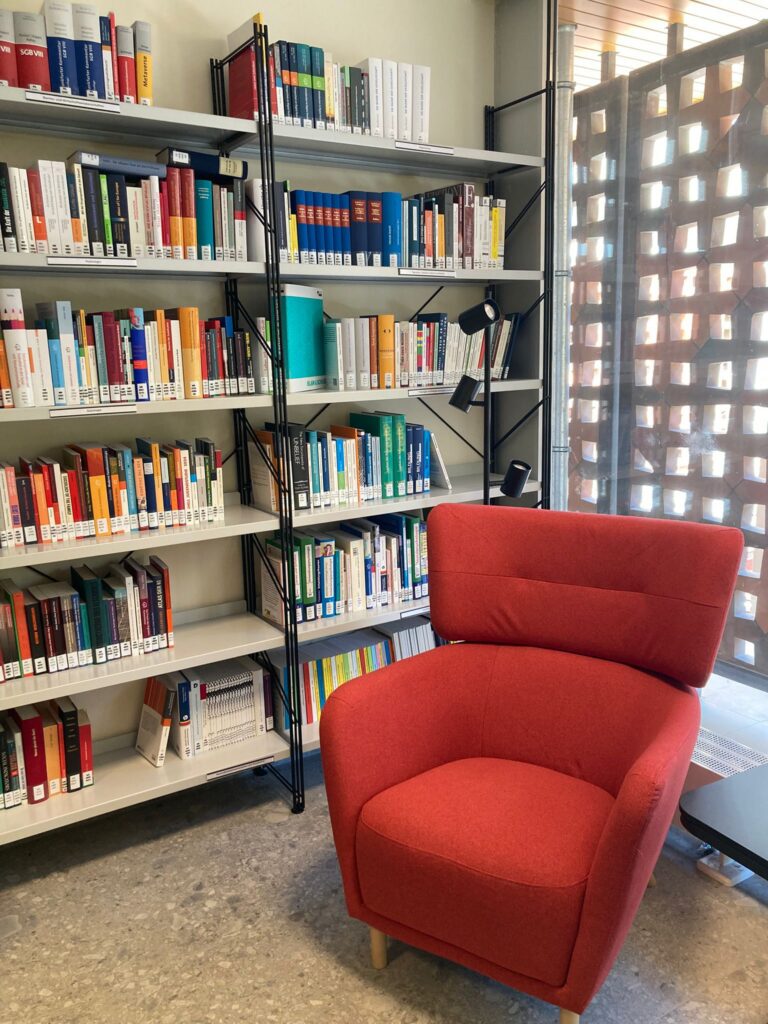 Bibliothek mit Sessel