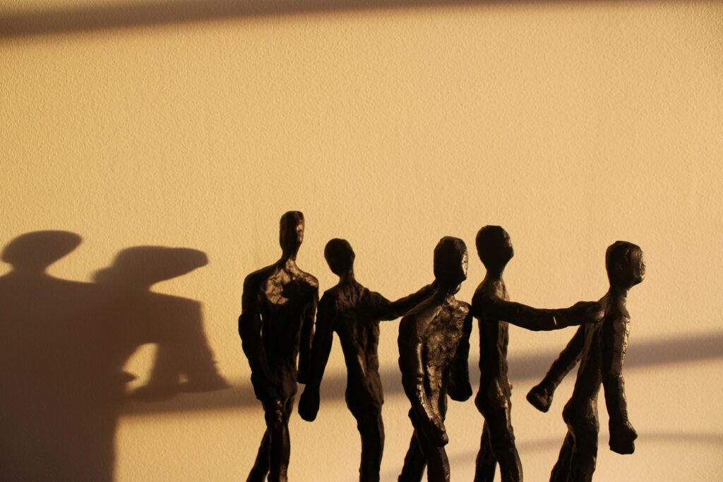 Bild von kleinen menschlichen Statuen