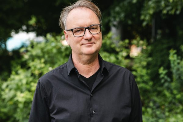Porträt von Ralf Schöppner im Freien